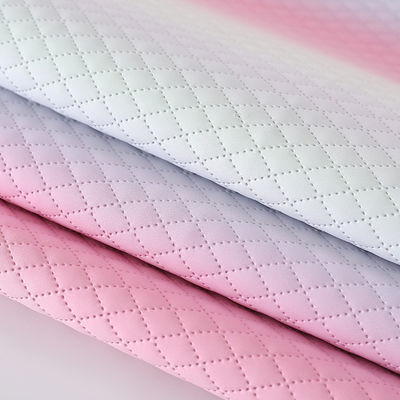 Geprägte Handtasche aus PU-Ledergewebe Textur von Gradienten Regenbogen-Diamantgitter