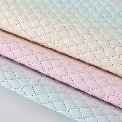 Geprägte Handtasche aus PU-Ledergewebe Textur von Gradienten Regenbogen-Diamantgitter