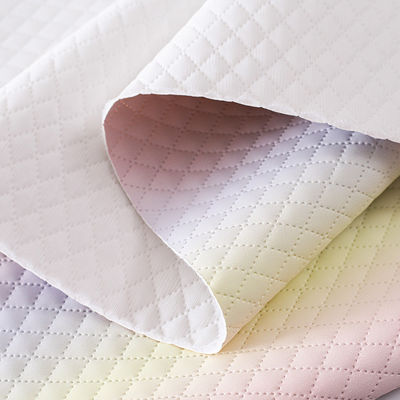 Geprägte Handtasche aus PU-Ledergewebe Textur von Gradienten Regenbogen-Diamantgitter