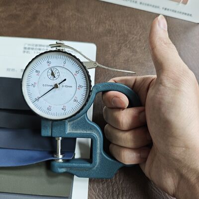 Vielseitige Verpackungen. Lederprodukte zum Verpacken von Automobilpolstern, Schuhen, Handtaschen, Möbeln und Bekleidungsbedarf