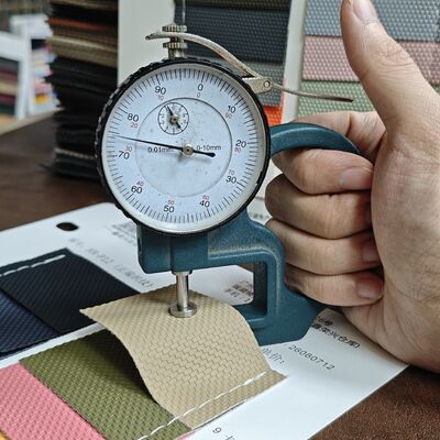 Gewebe Textur Kunstleder-PVC-Rolle mit Mesh-Gewebe-Hintergrund für Taschen Geldbörsen Möbel